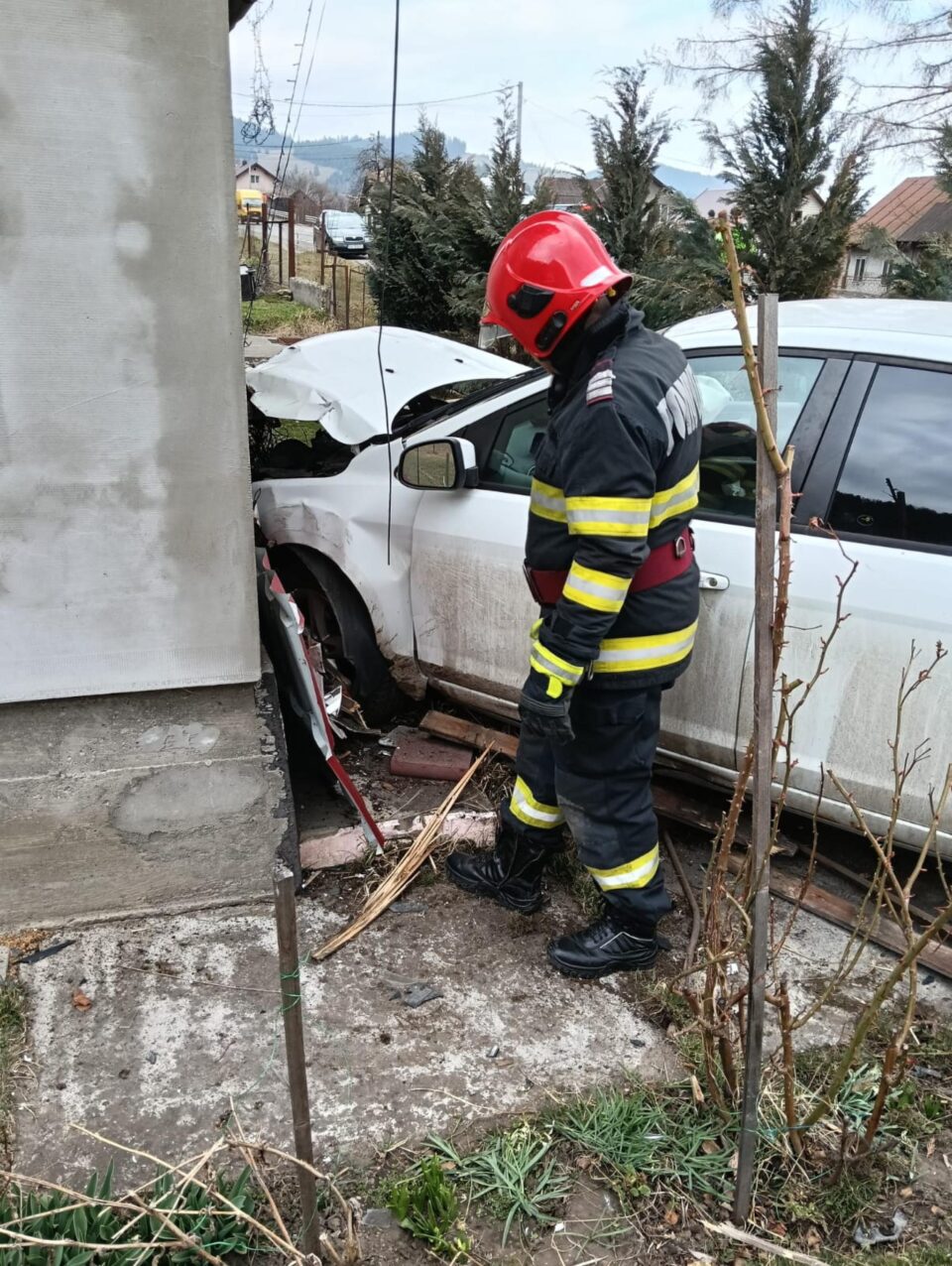 O mașină a zburat de pe șosea, a rupt un gard și s-a oprit în peretele unei case