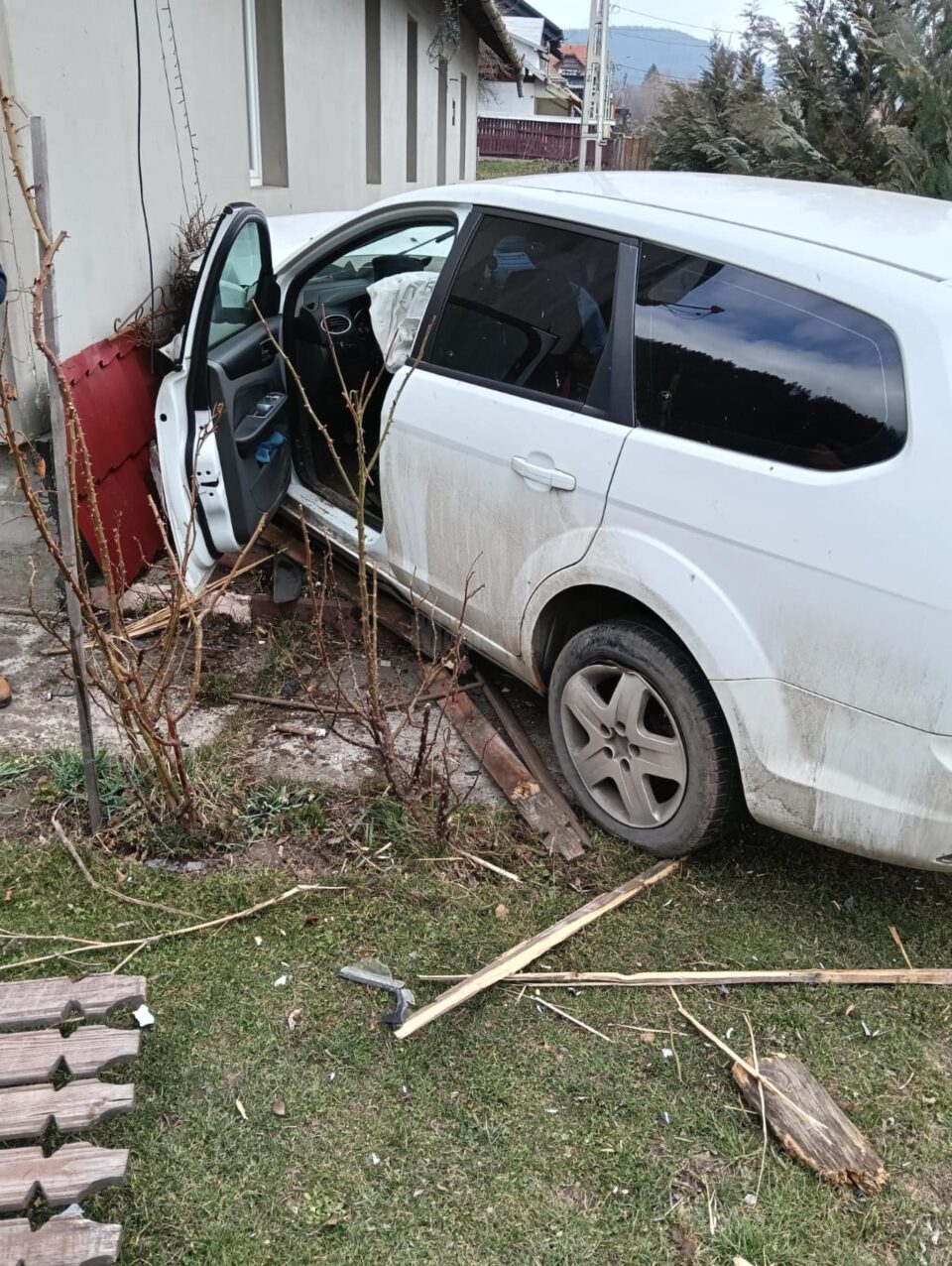 O mașină a zburat de pe șosea, a rupt un gard și s-a oprit în peretele unei case