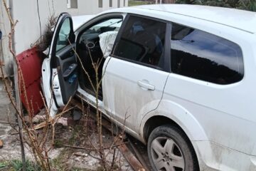 O mașină a zburat de pe șosea, a rupt un gard și s-a oprit în peretele unei case