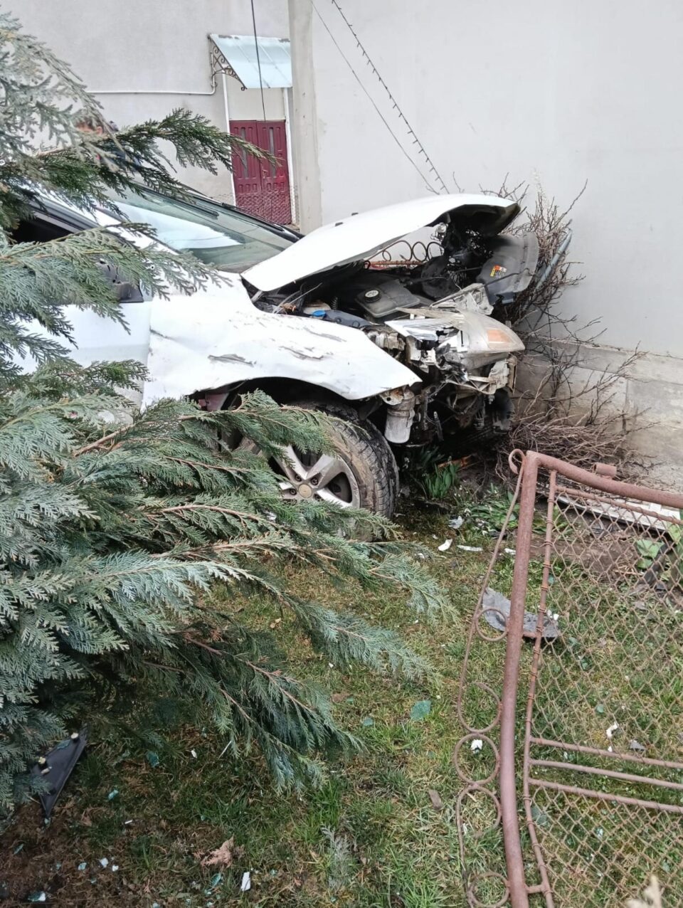 O mașină a zburat de pe șosea, a rupt un gard și s-a oprit în peretele unei case