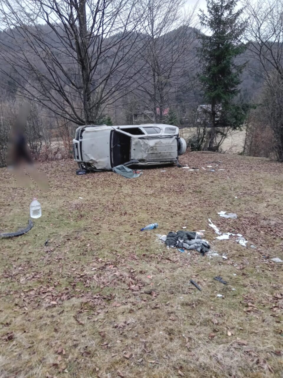 Șoferul care s-a răsturnat cu mașina la Mălini este internat în stare gravă la spital