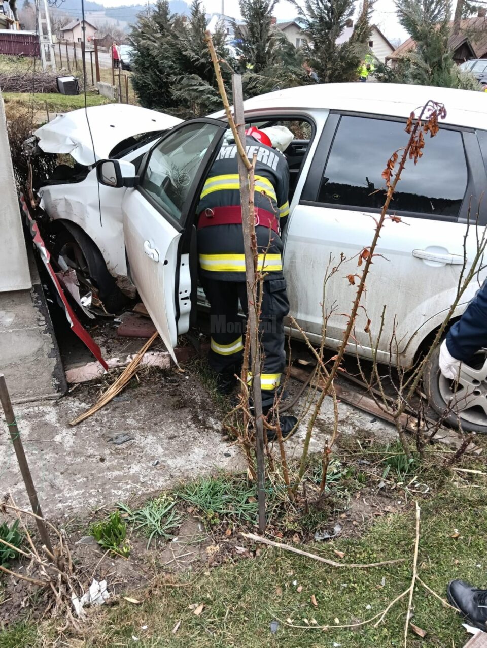 O mașină a zburat de pe șosea, a rupt un gard și s-a oprit în peretele unei case