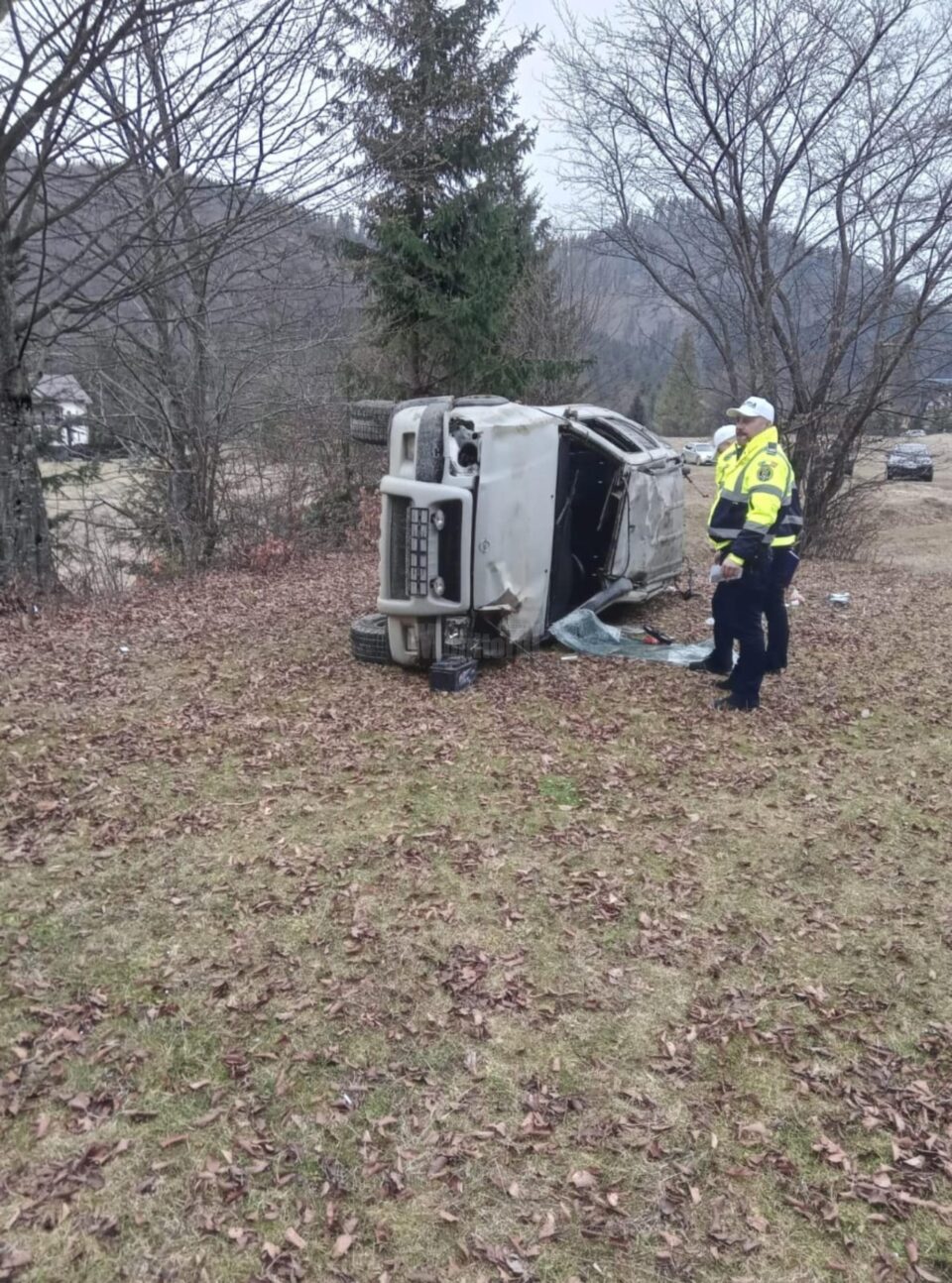 Șoferul care s-a răsturnat cu mașina la Mălini este internat în stare gravă la spital