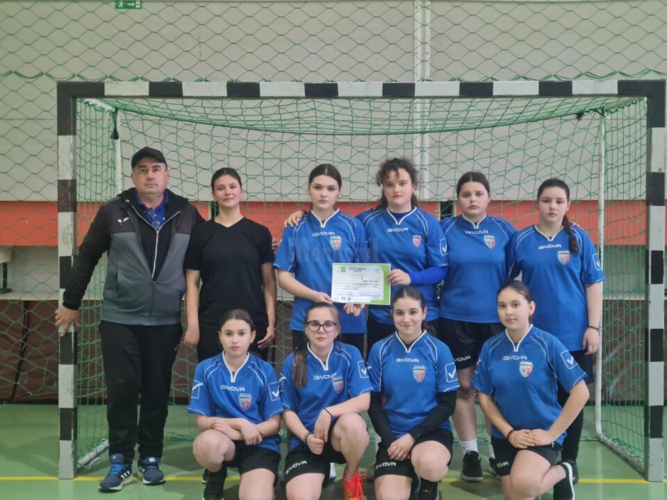Echipa de fotbal fete U12, coordonată de prof. de Educație fizică și sport Tofan Ioan Iulian