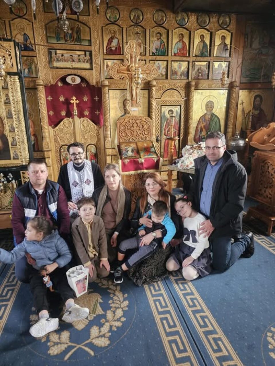 Familia Sava la biserica preotului Lungu, la Fălticeni