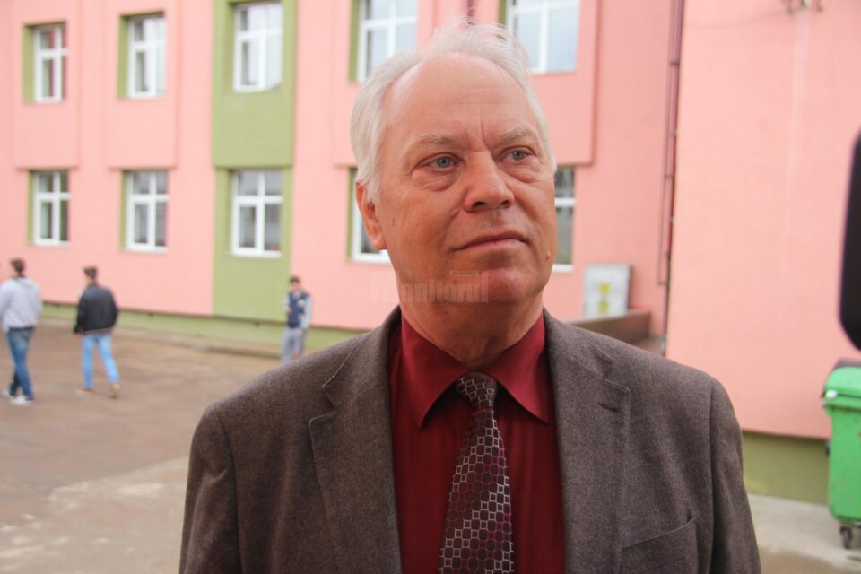Prof. de matematică Constantin Sîrghi, fost director al școlii „Miron Costin”, a plecat la ceruri Prof. de matematică Constantin Sîrghi, fost director al școlii „Miron Costin”, a plecat la ceruri