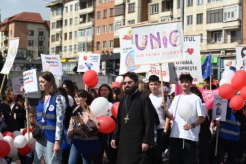 Sute de oameni, de toate vârstele, participă azi la „Marșul pentru viață 2025”, în centrul Sucevei. Foto Artistul
