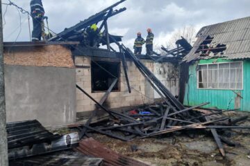 O casă și o anexă dintr-o gospodărie învecinată, distruse de flăcări