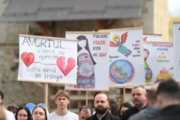 Câteva sute de oameni, de toate vârstele, au participat la „Marșul pentru viață 2025”, în centrul Sucevei