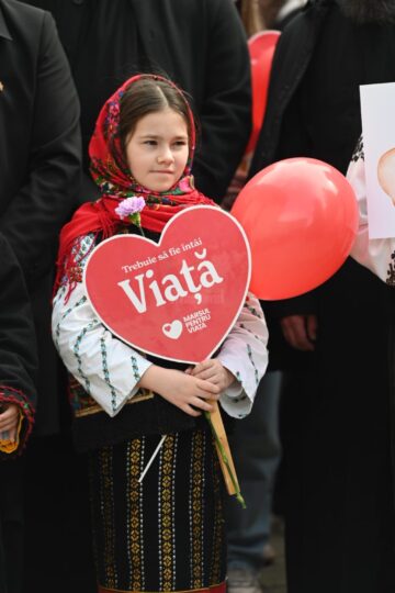 Câteva sute de oameni, de toate vârstele, au participat la „Marșul pentru viață 2025”, în centrul Sucevei