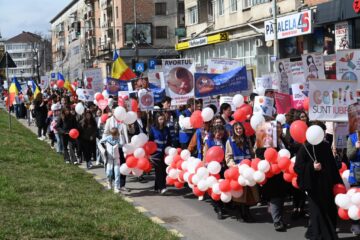 Câteva sute de oameni, de toate vârstele, au participat la „Marșul pentru viață 2025”, în centrul Sucevei