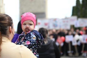 Câteva sute de oameni, de toate vârstele, au participat la „Marșul pentru viață 2025”, în centrul Sucevei