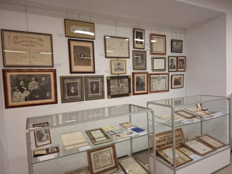 Documente de familie, fotografii, obiecte păstrate timp de generații, dar și rochii purtate de Corina Chiriac, expuse la Muzeul de Istorie