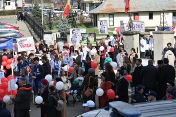 Câteva sute de oameni, de toate vârstele, au participat la „Marșul pentru viață 2025”, în centrul Sucevei