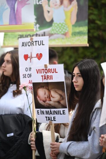 Câteva sute de oameni, de toate vârstele, au participat la „Marșul pentru viață 2025”, în centrul Sucevei