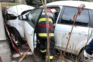 A pus la pământ 11 metri de gard și s-a oprit în peretele unei case, după un moment de neatenție la volan