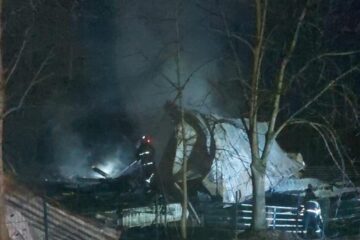 O casă de vacanță s-a făcut scrum după un puternic incendiu