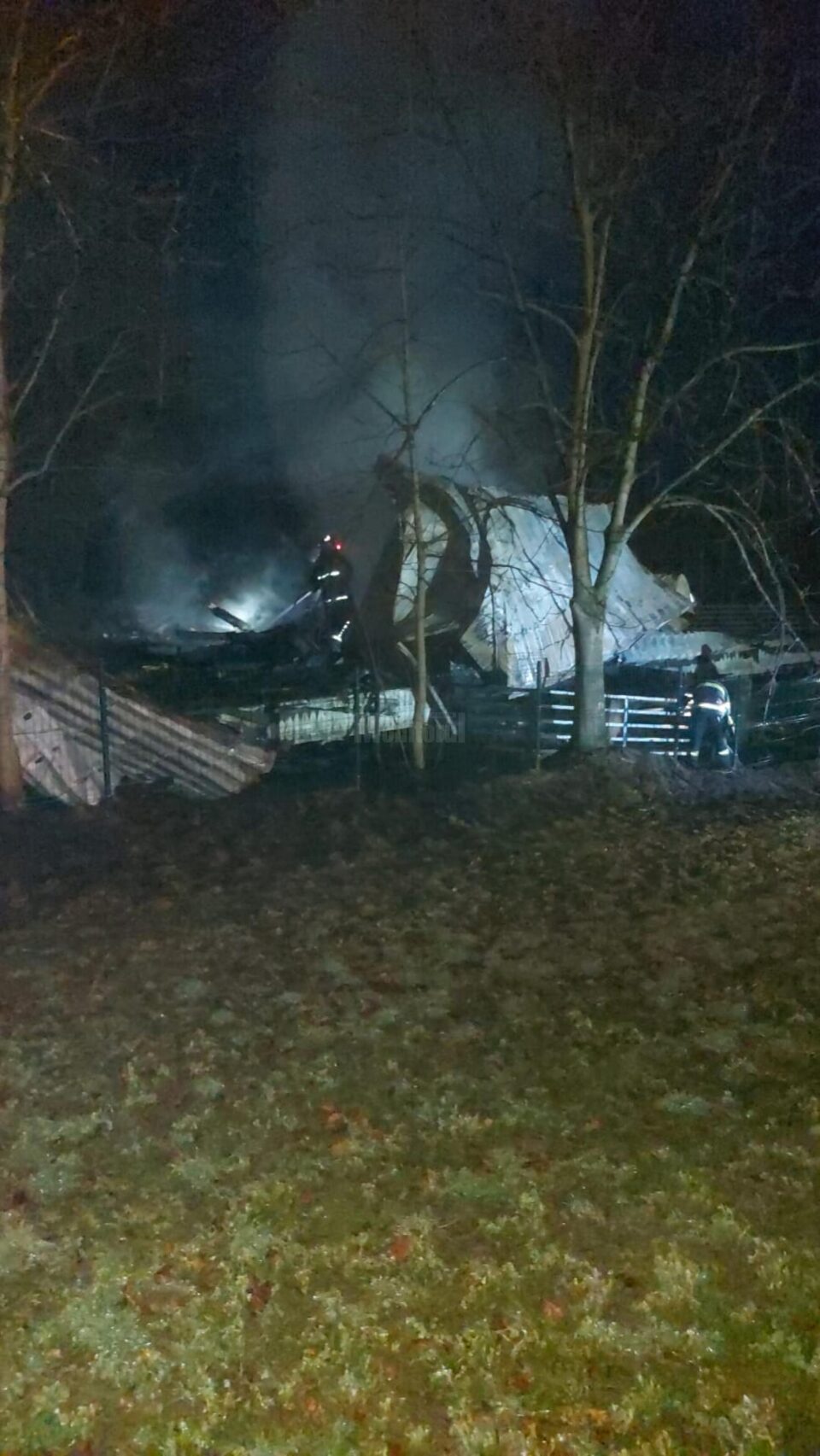 O casă de vacanță s-a făcut scrum după un puternic incendiu
