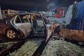 Un autoturism care a lovit un gard a ars ca o torță
