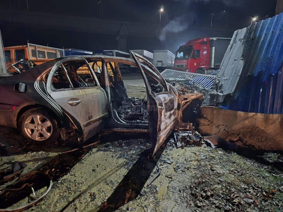 Un autoturism care a lovit un gard a ars ca o torță
