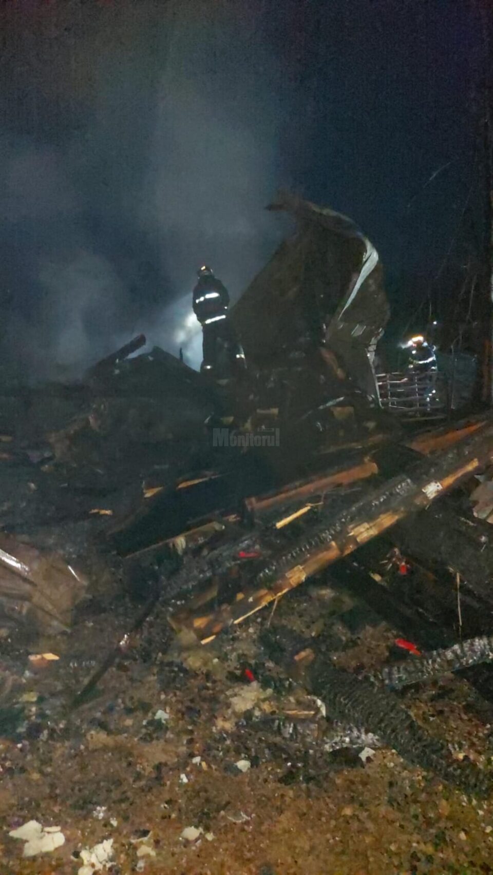 O casă de vacanță s-a făcut scrum după un puternic incendiu