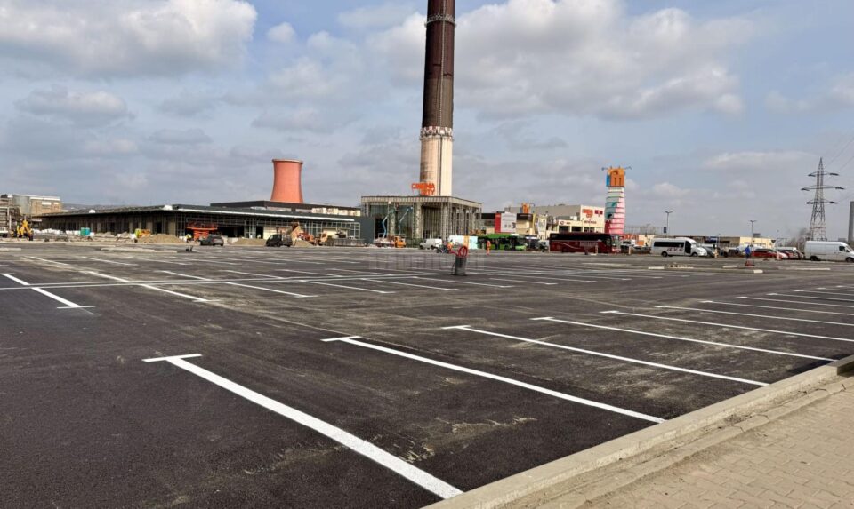 Parcarea Iulius Mall Suceava extinsă cu 300 de locuri, de joi