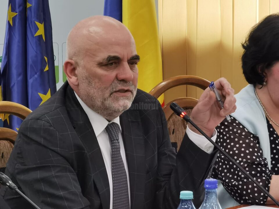 Primarul Vasile Rîmbu, luat în colimator de consilierul Mihai Crăciun, care l-a felicitat, ironic, la dezbaterea bugetului pe 2025
