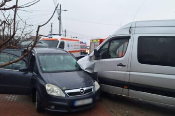 Trei persoane au ajuns la spital după coliziunea dintre un microbuz și un autoturism