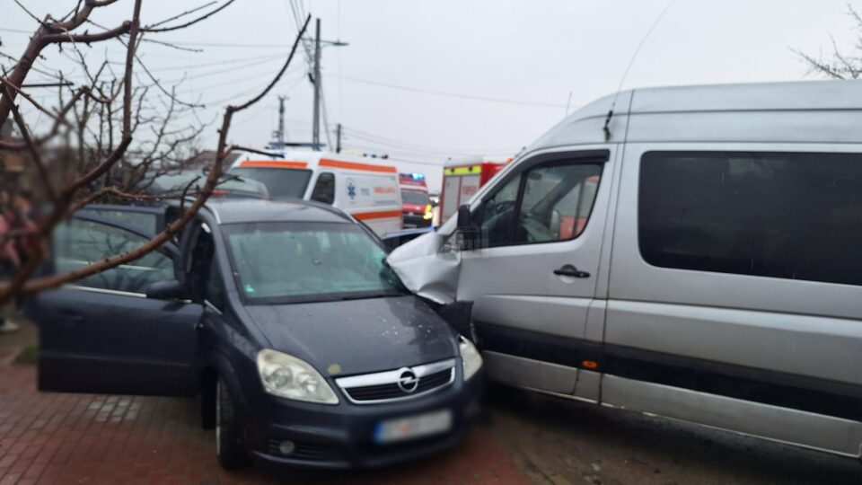 Trei persoane au ajuns la spital după coliziunea dintre un microbuz și un autoturism