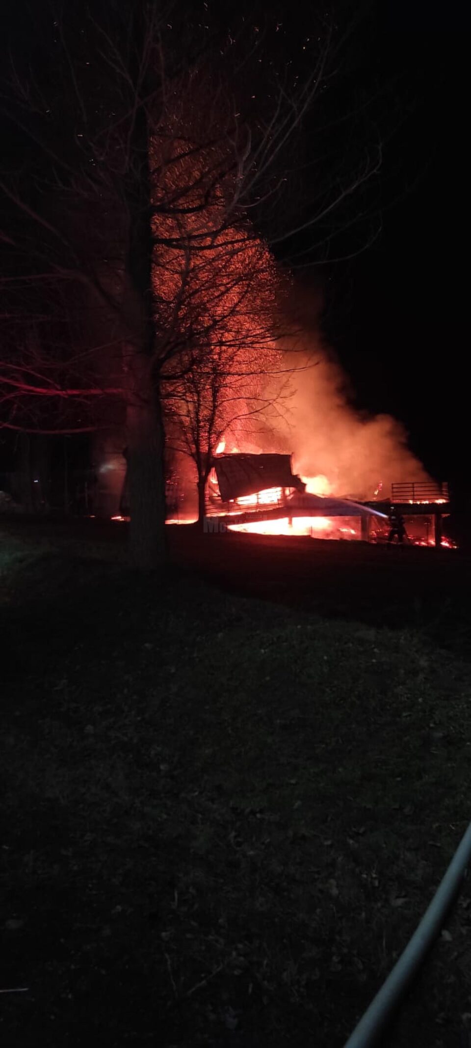 O casă de vacanță s-a făcut scrum după un puternic incendiu