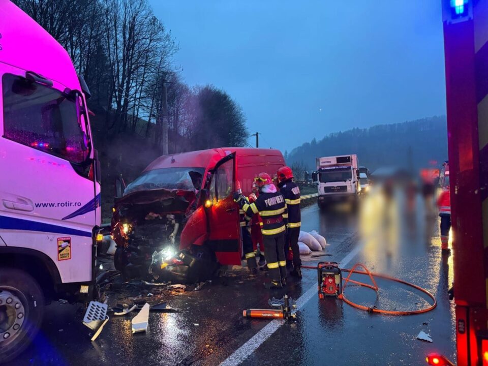 Băgați în spital, cu fracturi, de un șofer de autotren care a depășit în curbă