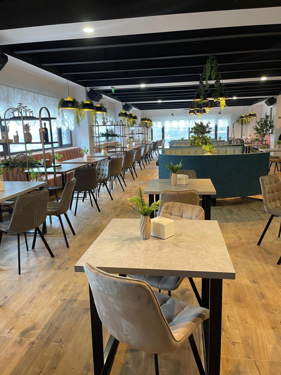 Restaurantul Moldavian Burger își deschide porțile sâmbătă, la intrare în comuna Ipotești