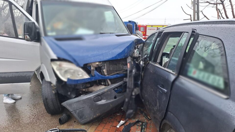 O coliziune dintre un microbuz și un autoturism s-a soldat cu trei răniți