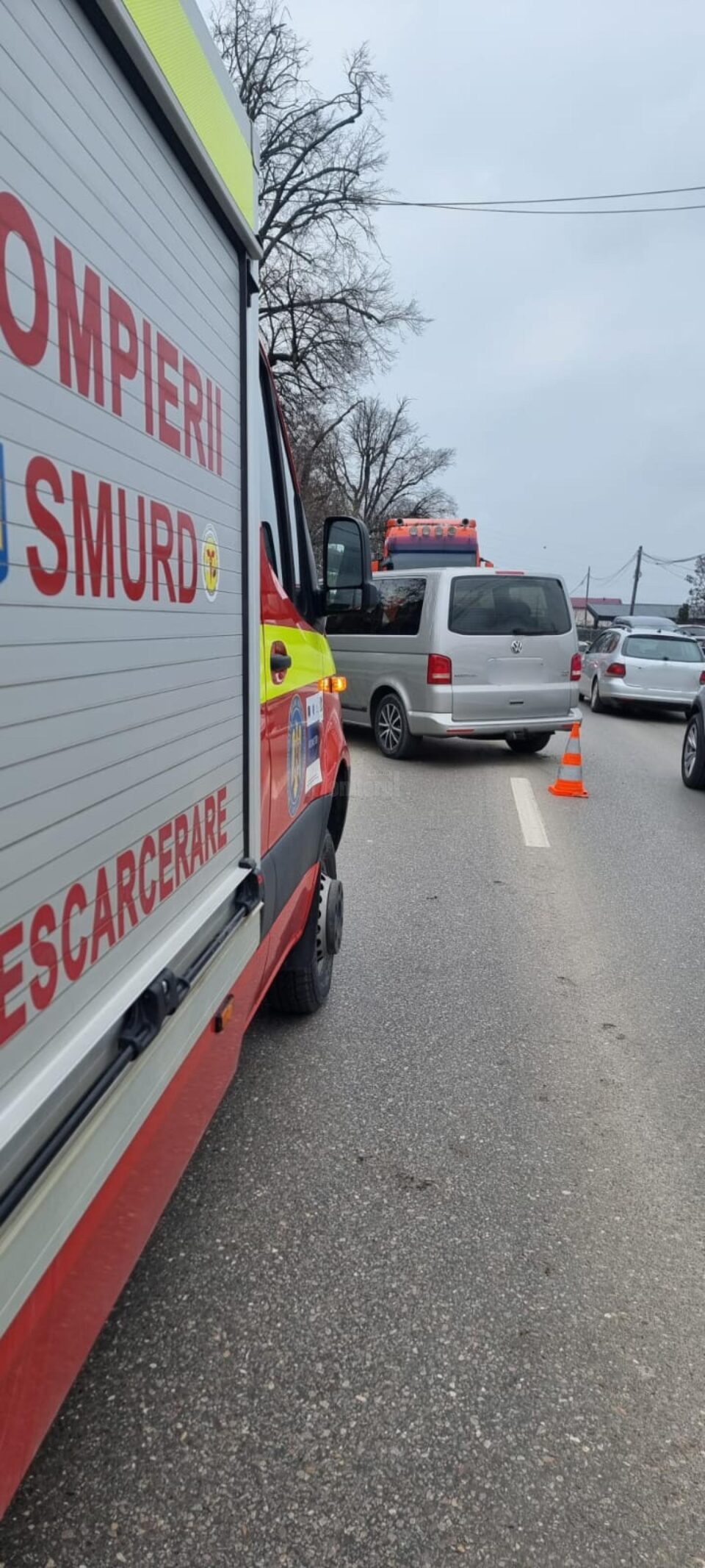 Accident cu două mașini implicate la ieșirea din Suceava spre Plopeni