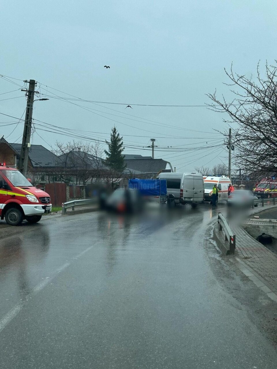 O coliziune dintre un microbuz și un autoturism s-a soldat cu trei răniți