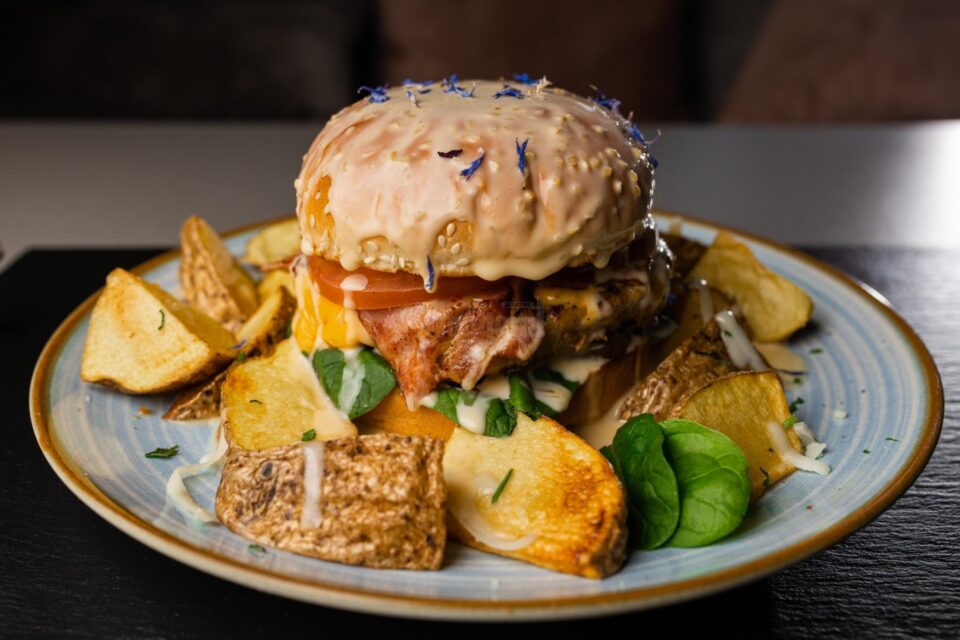 Restaurantul Moldavian Burger își deschide porțile sâmbătă, la intrare în comuna Ipotești