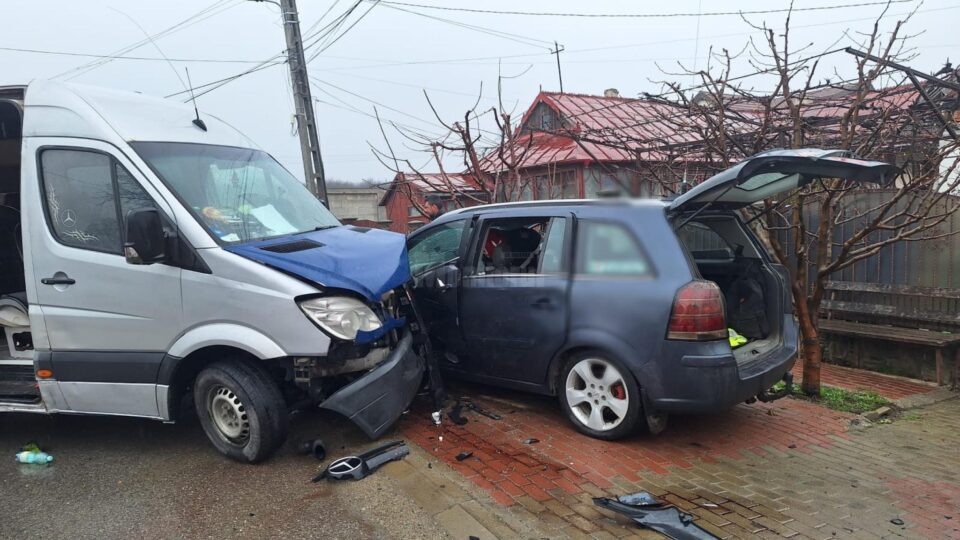 O coliziune dintre un microbuz și un autoturism s-a soldat cu trei răniți