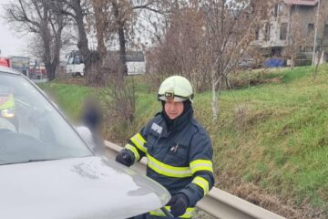 Accident cu două mașini implicate la ieșirea din Suceava spre Plopeni