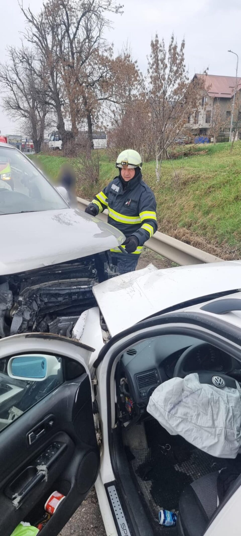 Accident cu două mașini implicate la ieșirea din Suceava spre Plopeni