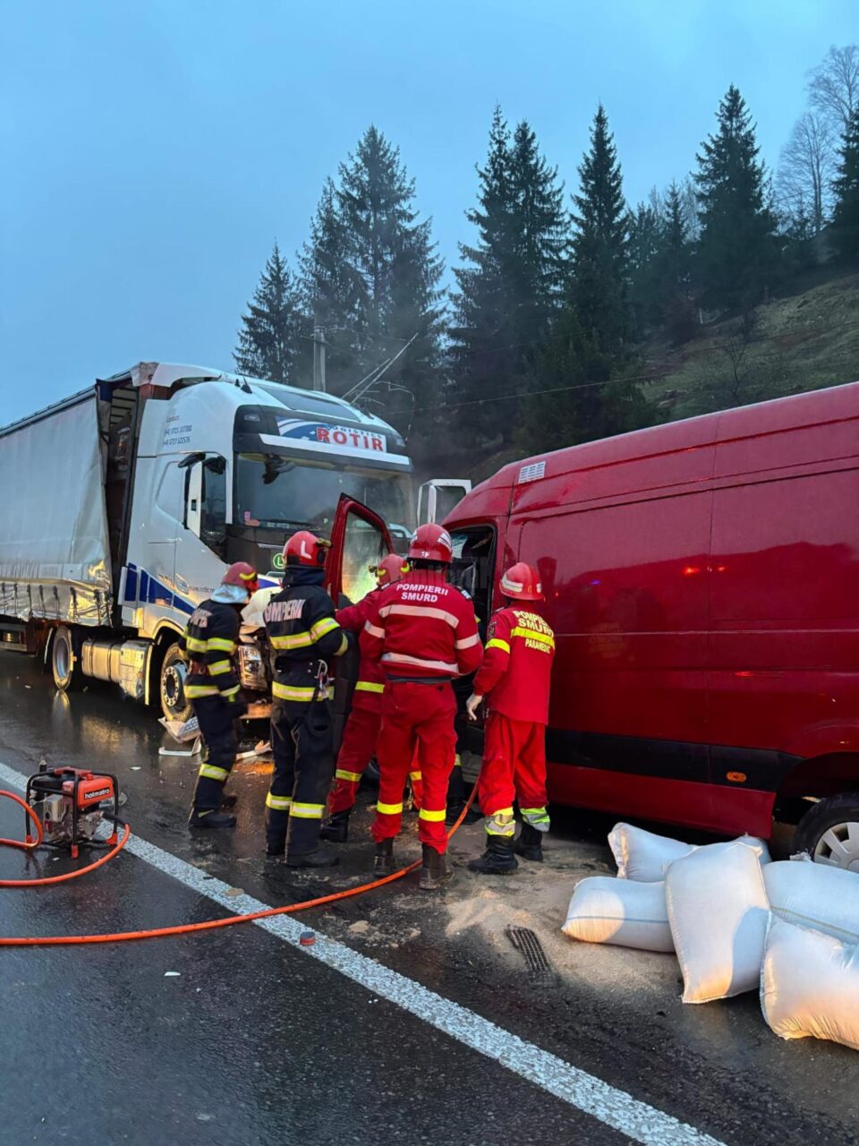 Băgați în spital, cu fracturi, de un șofer de autotren care a depășit în curbă