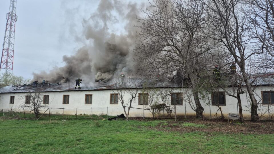 Incendiu de vineri de la atelierul de mobila de la Ipotești