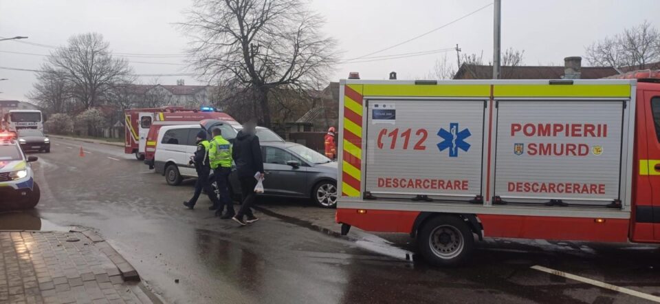 Patru persoane au ajuns la spital după un accident pe str. Gheorghe Doja