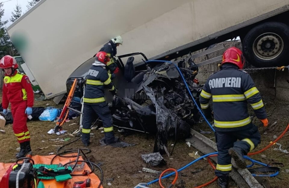 Accident ca-n filmele de groază, după ce un șofer de autoturism a intrat în plin într-un tir