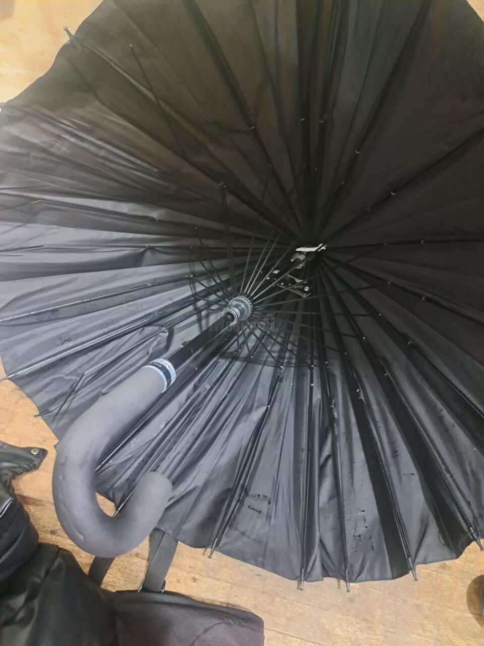 Umbrela în care a încercat să ascundă cuțitul