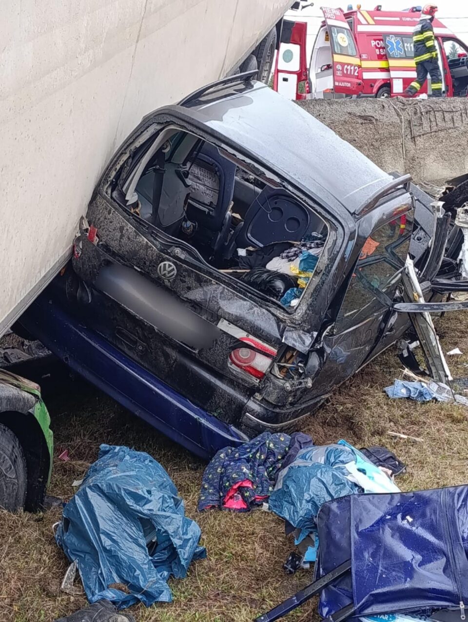 Accident ca-n filmele de groază, după ce un șofer de autoturism a intrat în plin într-un tir