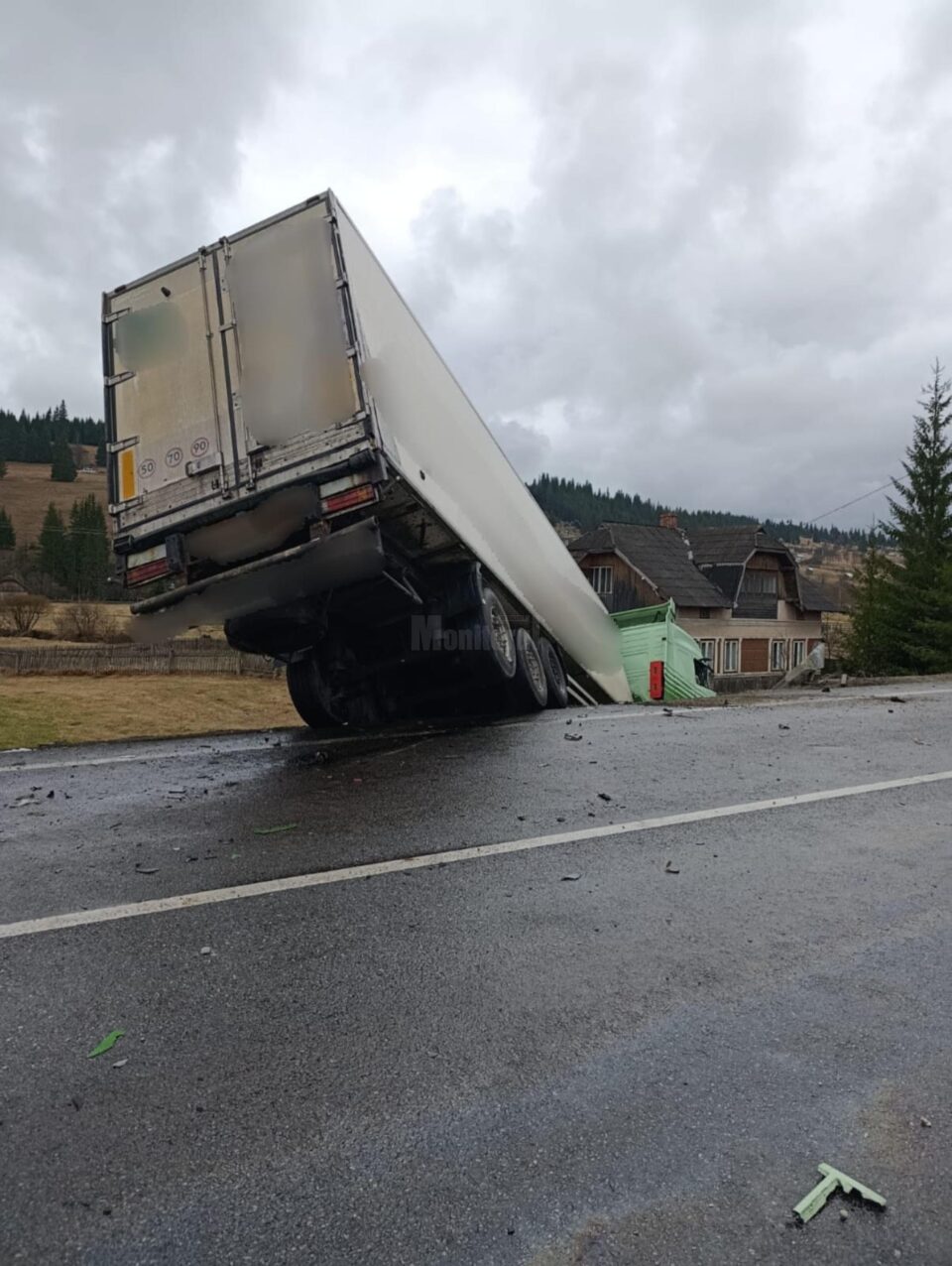 Accident ca-n filmele de groază, după ce un șofer de autoturism a intrat în plin într-un tir