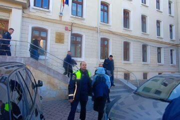Mandate de arestare prelungite pentru doi dintre polițiștii examinatori acuzați de corupție