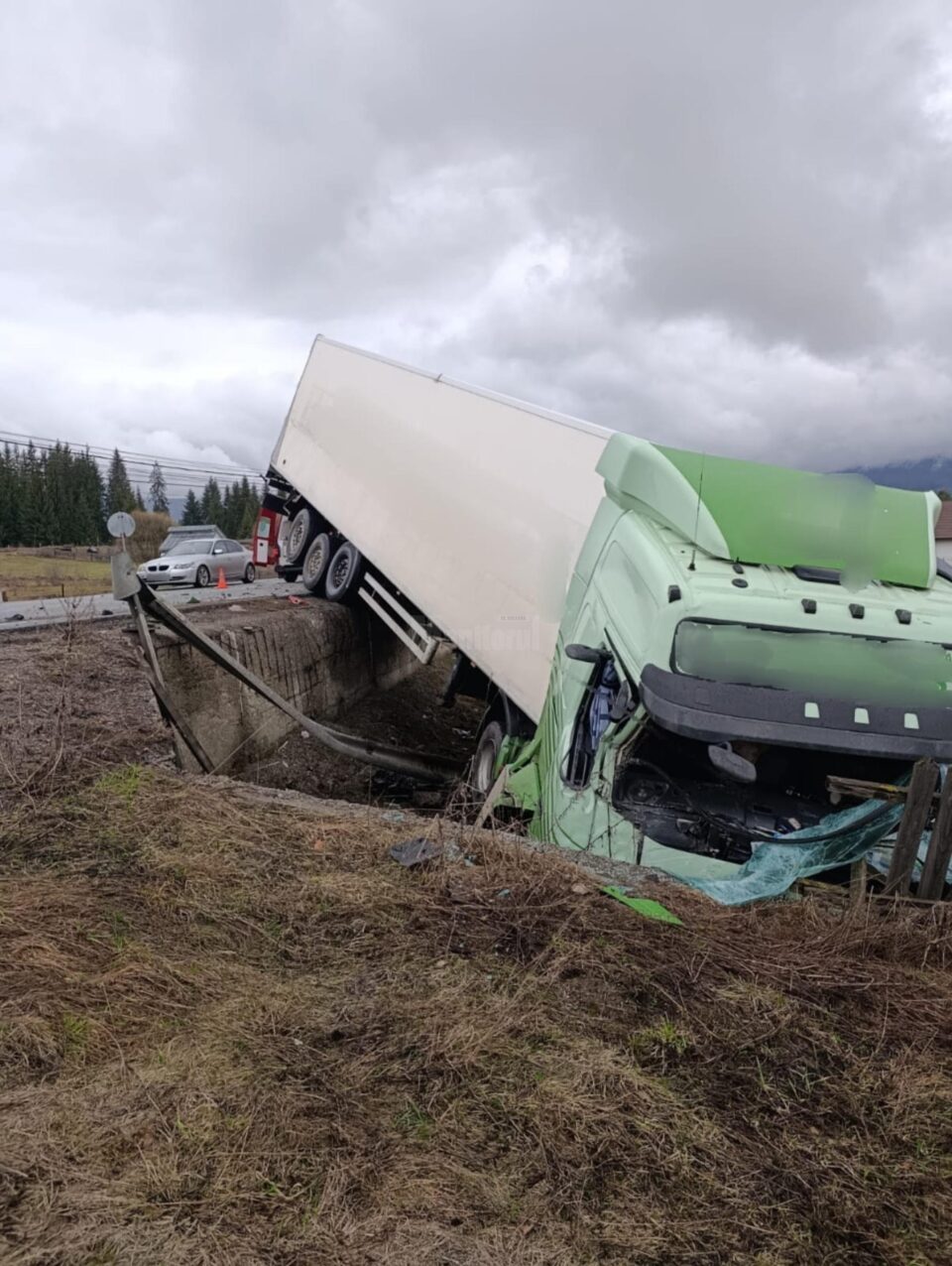 Accident ca-n filmele de groază, după ce un șofer de autoturism a intrat în plin într-un tir