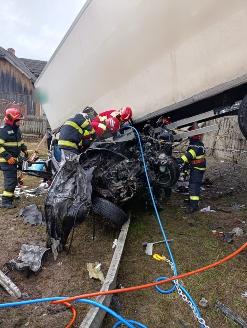 Accident ca-n filmele de groază, după ce un șofer de autoturism a intrat în plin într-un tir