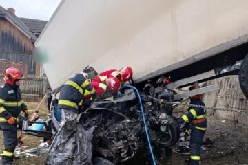 Accident ca-n filmele de groază, după ce un șofer de autoturism a intrat în plin într-un tir